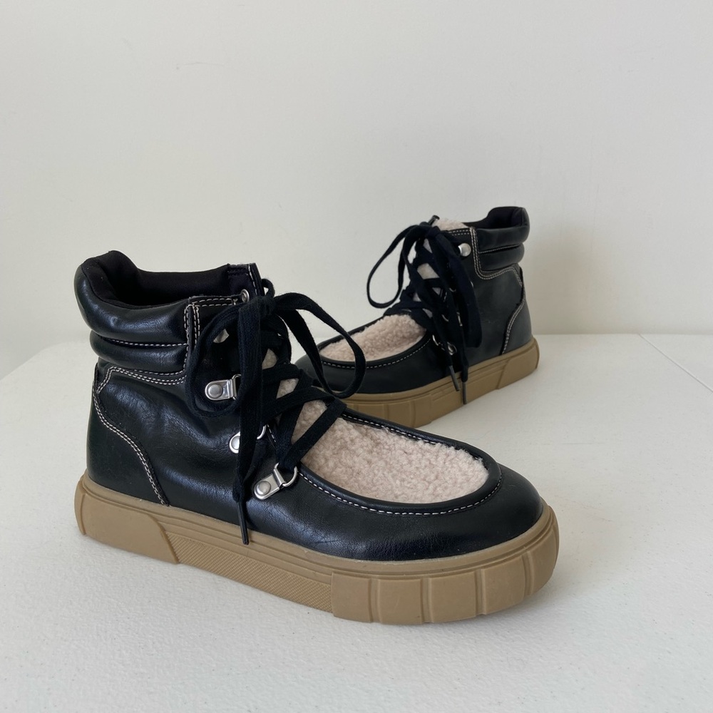 NWOT Universal Thread women’s black cream Kimber Sherpa tongue boots size 6.5